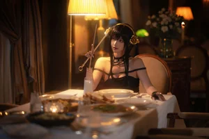 Captivating Yor Forger Cosplay from Spy x Family by Lu Er - image 16