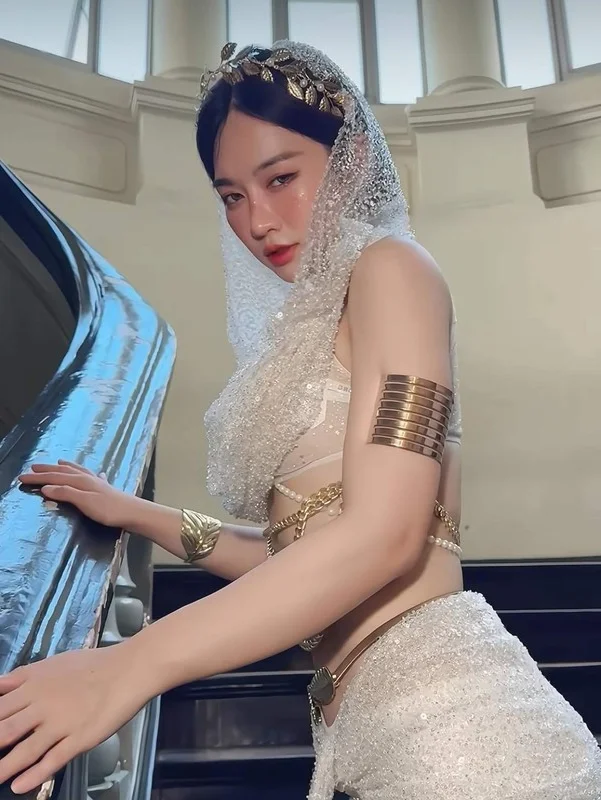TV Host Le Bong Stuns Fans with Goddess-Like Style and Figure