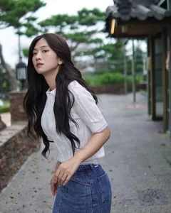 TV Host Le Bong Stuns Fans with Goddess-Like Style and Figure - image 1