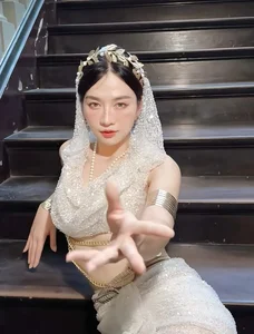 TV Host Le Bong Stuns Fans with Goddess-Like Style and Figure - image 2