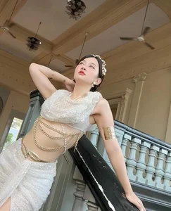 TV Host Le Bong Stuns Fans with Goddess-Like Style and Figure - image 3