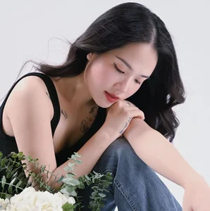 Rising Beauty: Stunning Portraits of a Successful Young Nail Salon Owner - image 0