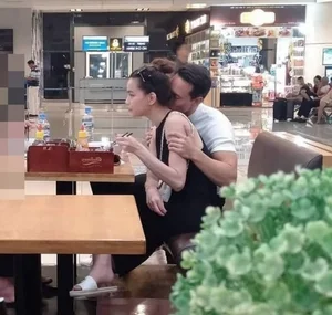 Ho Ngoc Ha and Kim Ly Capture Hearts with Romantic Public Appearance - image 5
