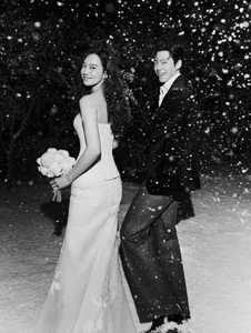 Kim Woo Bin and Kim Ji Won's Viral Wedding Photo Sparks Fan Frenzy - image 0