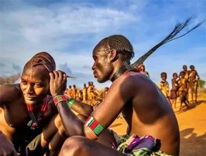 The Mysterious Tribe Where Women Squat on Dry Leaves to Give Birth - image 0