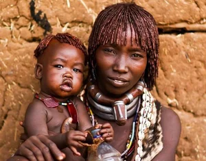 The Mysterious Tribe Where Women Squat on Dry Leaves to Give Birth - image 1