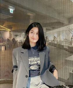 How a U50 Star Outshines Song Hye Kyo with Simple, Elegant Fashion Style - image 7
