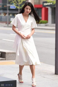 How a U50 Star Outshines Song Hye Kyo with Simple, Elegant Fashion Style - image 4