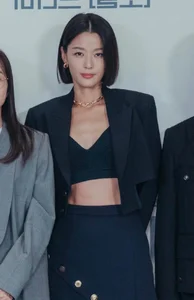 How a U50 Star Outshines Song Hye Kyo with Simple, Elegant Fashion Style - image 8
