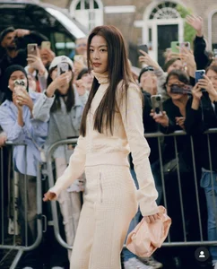 How a U50 Star Outshines Song Hye Kyo with Simple, Elegant Fashion Style - image 6