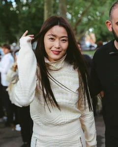 How a U50 Star Outshines Song Hye Kyo with Simple, Elegant Fashion Style - image 2