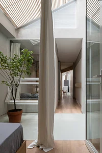 Innovative Narrow Townhouse Designed Like an Airplane Cabin - image 8
