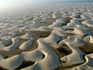 Brazil's Natural Wonder: The Giant 'Bedsheet' Dunes of Lençóis Maranhenses - image 3