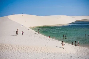Brazil's Natural Wonder: The Giant 'Bedsheet' Dunes of Lençóis Maranhenses - image 5