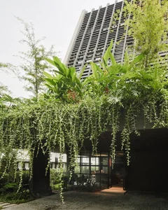 Modern Architecture: Exploring the Stunning Infinity Garden House Design - image 7