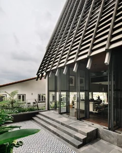 Modern Architecture: Exploring the Stunning Infinity Garden House Design - image 4