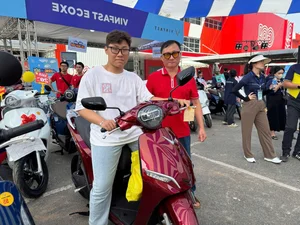 Hanoi Residents Quickly Switch from Gasoline to Electric Vehicles - image 4