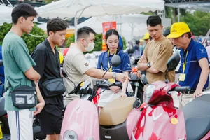 Hanoi Residents Quickly Switch from Gasoline to Electric Vehicles - image 0