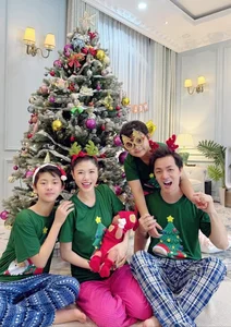 Vietnamese Celebrities Share Heartwarming Christmas Moments with Their Families - image 12