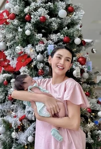 Vietnamese Celebrities Share Heartwarming Christmas Moments with Their Families - image 4