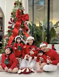 Vietnamese Celebrities Share Heartwarming Christmas Moments with Their Families - image 2