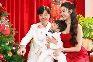 Vietnamese Celebrities Share Heartwarming Christmas Moments with Their Families - image 11