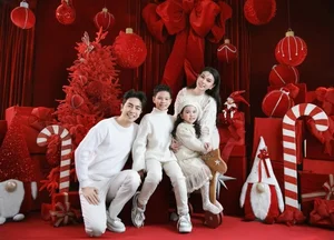 Vietnamese Celebrities Share Heartwarming Christmas Moments with Their Families - image 7