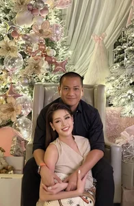 Vietnamese Celebrities Share Heartwarming Christmas Moments with Their Families - image 3