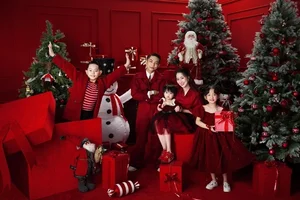 Vietnamese Celebrities Share Heartwarming Christmas Moments with Their Families - image 5
