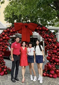 Vietnamese Celebrities Share Heartwarming Christmas Moments with Their Families - image 1