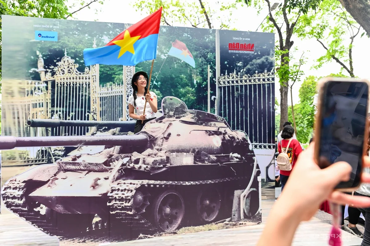 Vietnam’s Youth Embrace Heritage: Hundreds Queue for History Exhibition