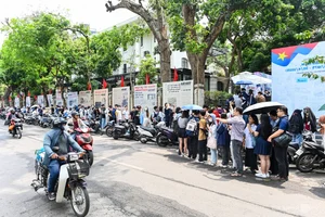 Vietnam’s Youth Embrace Heritage: Hundreds Queue for History Exhibition - image 8