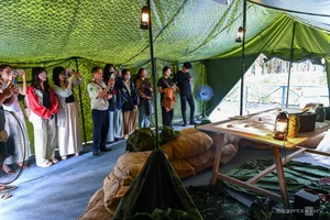 Vietnam’s Youth Embrace Heritage: Hundreds Queue for History Exhibition - image 1