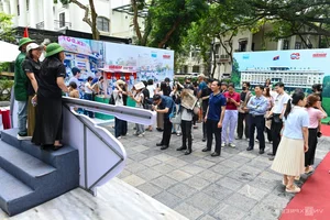 Vietnam’s Youth Embrace Heritage: Hundreds Queue for History Exhibition - image 6