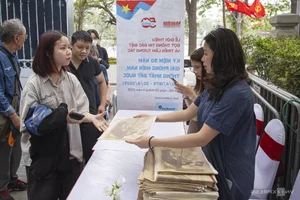 Vietnam’s Youth Embrace Heritage: Hundreds Queue for History Exhibition - image 3