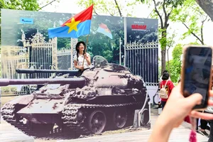 Vietnam’s Youth Embrace Heritage: Hundreds Queue for History Exhibition - image 0
