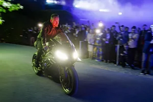 BMW Concept RR: The Future of Superbikes Wrapped in Full Carbon Fiber - image 2