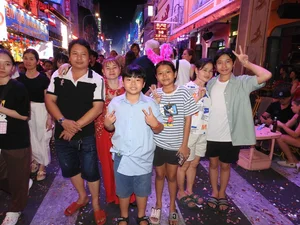 Bui Vien Walking Street Explodes with Joy for New Year 2025 - image 5