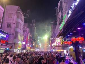 Bui Vien Walking Street Explodes with Joy for New Year 2025 - image 1