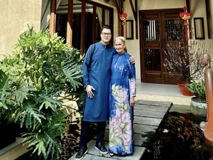 Vietnamese Celebs Offer Condolences as Singer Quang Dung's Mother Passes Away - image 4