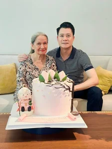 Vietnamese Celebs Offer Condolences as Singer Quang Dung's Mother Passes Away - image 2