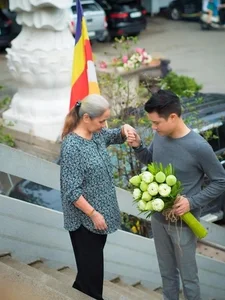 Vietnamese Celebs Offer Condolences as Singer Quang Dung's Mother Passes Away - image 6