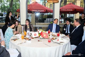 Vietnamese and Japanese Prime Ministers Enjoy Pho and Coffee Together - image 7