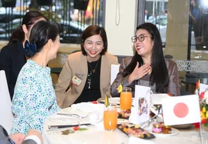 Vietnamese and Japanese Prime Ministers Enjoy Pho and Coffee Together - image 3