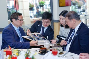 Vietnamese and Japanese Prime Ministers Enjoy Pho and Coffee Together - image 5