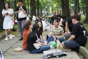 Vietnamese Students Elegant in Ao Dai Visiting Historical Sites on National Day - image 4