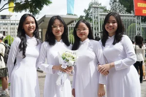 Vietnamese Students Elegant in Ao Dai Visiting Historical Sites on National Day - image 5
