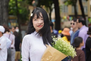 Vietnamese Students Elegant in Ao Dai Visiting Historical Sites on National Day - image 1