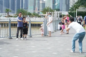 Vietnamese Students Elegant in Ao Dai Visiting Historical Sites on National Day - image 3