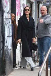 Timeless Fashion Secrets: 4 Hollywood Icons Over 40 Inspiring Modern Street Style - image 5